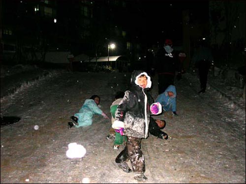 신나게 달리고, 미끄러지고, 넘어지고, 다시 일어서고, 그리고 웃고. 이런 아이들의 모습속에서 동심과 희망을 느낀다. 